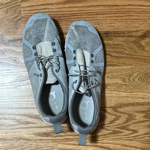 Men’s ON running shoes. Lightly worn grey and easy to slide on!